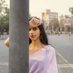 Using a simple lamppost to create a playful, hide-and-seek composition on a busy Mumbai street.