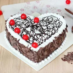 The perfect combination of a classic flavour and a romantic shape. This heart-shaped Black Forest cake is ideal for anniversaries or Valentine's Day, featuring all the traditional layers of chocolate, cream, and cherries.