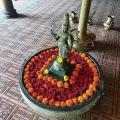 A guest shares her feeling of being renewed, refreshed, and rejuvenated after 3.5 weeks with us. This beautiful floral arrangement in a traditional 'urali' captures the sense of balance and gratitude she found here.