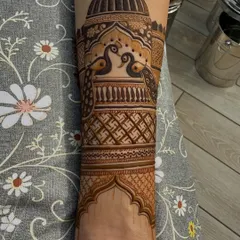 This arm band features two peacocks within a jharokha (window) design, complete with intricate lattice work below.