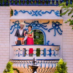A "Romeo and Juliet" style shot on a colorful balcony. This is a fun and creative way to use the unique architecture of the location.