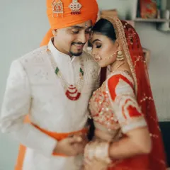 A quiet moment of togetherness before the ceremonies begin. These are the soft, romantic couple portraits that I cherish, capturing the gentle love story etched in fire and ice.