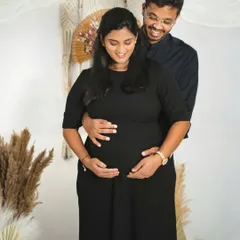 For a cozy and stylish feel, we can create a bohemian-themed studio setup. This maternity session uses natural textures and warm tones to create an intimate and artistic portrait.