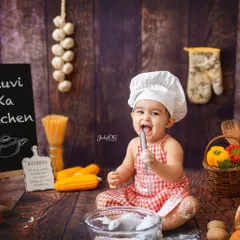 Look at this little chef! My heart just melts. The baby chef theme is so much fun, especially when they get their hands messy with flour and start giggling. It’s these playful, personality-filled shots that you’ll treasure forever.