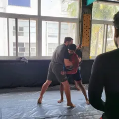 Students drilling the techniques shown during the seminar. It's not just about watching; it's about immediate application and feeling the mechanics of the move.