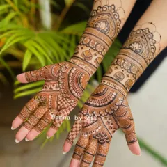Simple, symmetrical, and so elegant. This design is perfect for a modern bride, with matching patterns on both hands that create a beautiful flow.