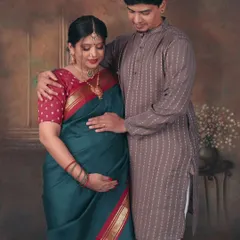 We honor heritage and celebrate new beginnings with our traditional maternity shoots. This portrait, inspired by classic Indian paintings, captures the timeless elegance of a couple embracing their cultural roots as they await their little one.