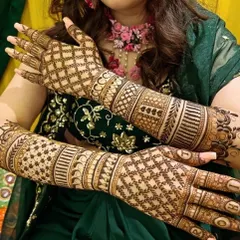 I love playing with different patterns, and the check-work in this design creates a beautiful texture. It’s a popular choice for festive mehendi.