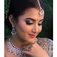 A stunning reception look created with our modern diamond-look necklace set with blue stones. The jewellery perfectly complements the model's glamorous makeup and outfit.
