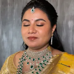 A closer look at the soft glam style I specialize in. This shows my focus on creating a luminous, skin-like finish with beautifully blended eyeshadow in warm, natural tones and a glossy lip that enhances her features.