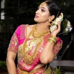 The beauty of a South Indian bride is unmatched. I love creating these looks, complete with traditional temple jewelry and vibrant silks. We cover South Indian bridal makeup in-depth during my 30-day course.