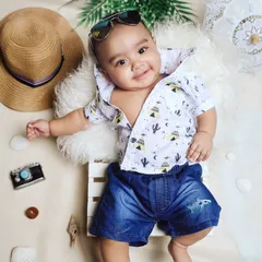 Bringing the beach to our Bangalore studio. This creative setup includes real sand, a tiny deck chair, and summer accessories like a straw hat and sunglasses for a fun and stylish toddler photo session.
