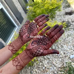 A beautiful, dark henna stain on a full, intricate design. This is the bridal goal: a pattern rich in detail and a color rich in depth.