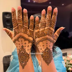 A beautiful and elegant mehendi design. The combination of a delicate wristband and a graceful pattern on the back of the hand creates a very sophisticated look.