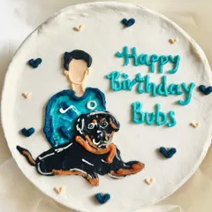 We absolutely love bringing your personal stories to life. This custom bento cake features a hand-painted buttercream portrait of a birthday boy and his beloved Rottweiler. It’s such a joy to capture these special bonds in our edible artwork.