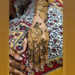 Here’s a bold floral design on a happy client. I focused on large, shaded flowers to create a prominent and beautiful pattern perfect for making a statement at an event.