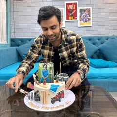 It was an absolute honor to create this special cake for Jitendra Kumar, our very own "Jitu Bhaiya". This moment, earned through pure hard work, reminds me that sapne sach hote hain.
