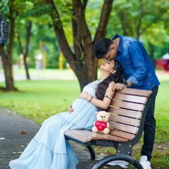 A sweet, candid moment during an outdoor shoot in a Navi Mumbai park. These relaxed, natural interactions make for the most heartfelt memories.