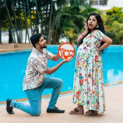 A fun and playful shot for this couple's maternity announcement. Using props like this 'Mommy to be' sign adds a personal and celebratory touch to your pregnancy photoshoot.