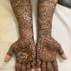 A beautiful three-quarter length Indian design that also includes the couple's initials, "N" and "W," on the palm. It is a popular way to personalize the bridal mehendi.