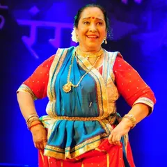 A portrait of Guruvarya Dr. Manjiri Shreeram Deo, a celebrated Kathak maestro. We believe in learning from the very best in the field.