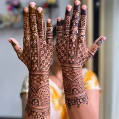 A beautiful, full-hand design for the groom's sister-in-law. The pattern is intricate and festive, featuring delicate floral grids and traditional borders.