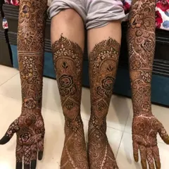 The complete bridal look. I adore creating full, matching designs that flow from the hands all the way to the feet, ensuring you feel like a queen on your special day.