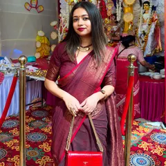 Accessories can make or break a look. For this festive style, I paired my maroon Benarasi with a bright red bag to add a pop of contrasting color, making the whole outfit stand out.
