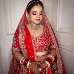 A closer look at a timeless bridal transformation. I focus on creating a soft, radiant, and elegant look with a flawless base and beautifully defined eyes, ensuring you feel like the best version of yourself.