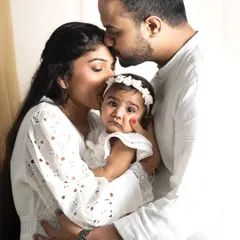 This is what it's all about: freezing feelings. The pure love of new parents holding their baby for the first time is a story that deserves to be told and remembered forever.