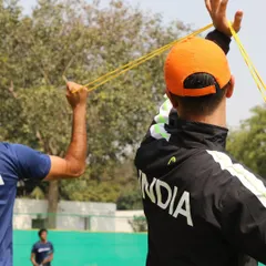 Another angle of our on-field physiotherapy work. Using resistance bands to strengthen the external rotators of the shoulder is a fundamental exercise for preventing injuries in overhead athletes like tennis players.