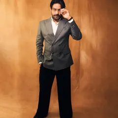 Here’s the brilliant Jaideep Ahlawat after his Best Actor win. Crafting a powerful suit look for an awards event is about projecting confidence and celebrating a huge career moment.