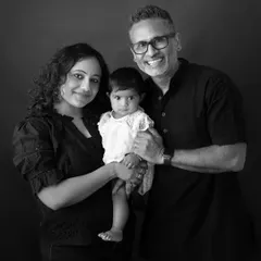 The sitter stage, around 7 to 10 months, is pure joy. This is when their personalities truly start to sparkle. This classic black and white family portrait captures the laughter and connection that I aim to freeze in time during these fun-filled sessions.