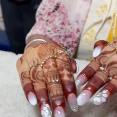 A beautiful set for a bride. These nails feature a white ombre, silver glitter, and delicate 3D white flowers to perfectly match a wedding look.