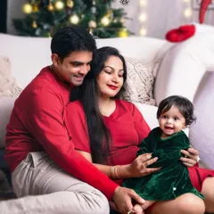A perfect family moment captured during our Christmas mini sessions. I love seeing families come together, dressed in festive colors, sharing smiles that truly light up the room more than any tree.