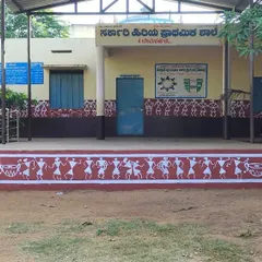 A full view of a Warli art border I painted for a stage at a government primary school. This project shows how traditional folk art can enrich public and community spaces, telling stories of dance and celebration along the entire length of the wall.