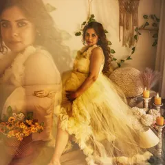A dreamy, double-exposure effect in my boho corner. The soft yellow gown, candlelight, and macrame details create a warm, intimate, and artistic maternity portrait.