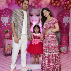A picture-perfect family moment at a fabulous Barbie-themed party. We create immersive worlds that delight the birthday star and make for beautiful family photos and memories.