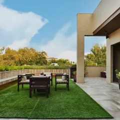 This rooftop terrace is a perfect example of modern comfort. We used artificial turf to create a green oasis, complete with comfortable outdoor seating for relaxing under the open sky.