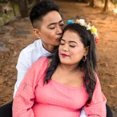 A quiet moment of love and anticipation. During this outdoor maternity photoshoot, I focused on the tender connection between the parents to be, with a gentle kiss and a loving embrace. The warm, natural light perfectly highlights the glow of impending parenthood.