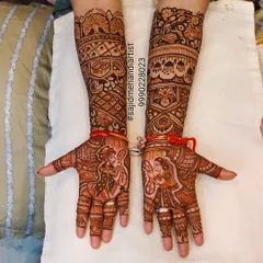 This design features a charming portrait of the couple in a loving pose. The surrounding mehandi is filled with dense, traditional patterns, including checkerboard fills (jaali) and floral bands, demonstrating a blend of personal and classic art.
