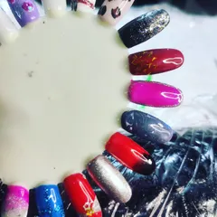 Need some inspiration? Here is a swatch wheel showcasing a variety of colors and nail art designs I offer, from glitter and chrome to ombre and hand-painted art.