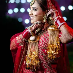 A happy bride showing off her beautiful 'kalire'. I focus on capturing the details and traditions that are important to you.