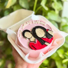 A personalized bento cake that turns a photo into an illustration. This one captures a sweet moment between a mother and daughter, making for a memorable birthday surprise.