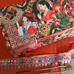 Created for an Indian living abroad, this memory box combines miniature paintings with period jewelry motifs. It’s a nostalgic piece designed to evoke a romantic and colorful connection to home.