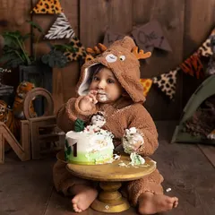 This little explorer had a wild time at his jungle-themed cake smash. Dressed in the cutest outfit, he dove right into the cake, making for some wonderfully messy and happy memories.