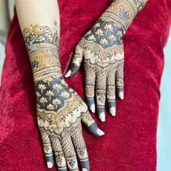 For the modern bride, I create elegant semi bridal designs using Gulf and Indo-Arabic techniques. This style uses bold lines and negative space to create a striking contrast, featuring beautiful lotus and elephant motifs that are both contemporary and traditional.