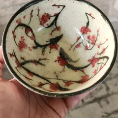 This small bowl, adorned with delicate cherry blossoms, is an example of my custom-painted work. It’s perfect for serving snacks or simply as a beautiful decorative accent in your home.