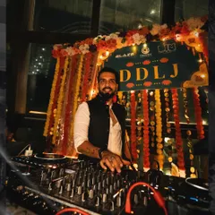 Another look at the DDLJ night. From "Ruk Ja O Dil Deewane" to "Tujhe Dekha Toh," it was a night of pure Bollywood nostalgia.