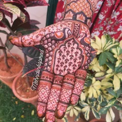 This design showcases our love for architectural details. The pattern on the back of the hand is inspired by the intricate arches and latticework of a traditional 'jharokha' window.